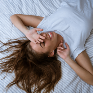 ragazza-si-sveglia-mattina