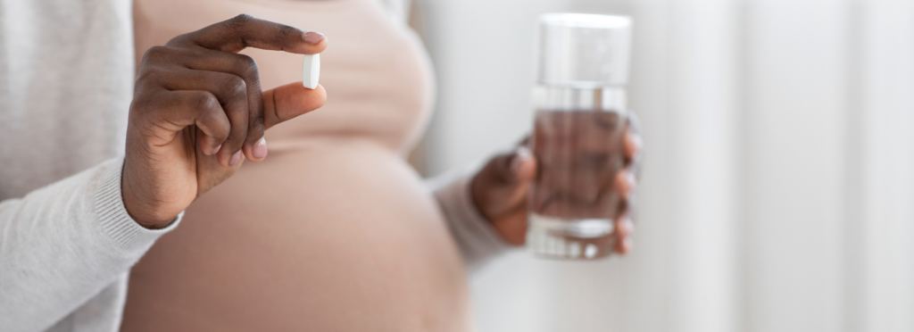 donna_in_gravidanza_che_assume_integratori