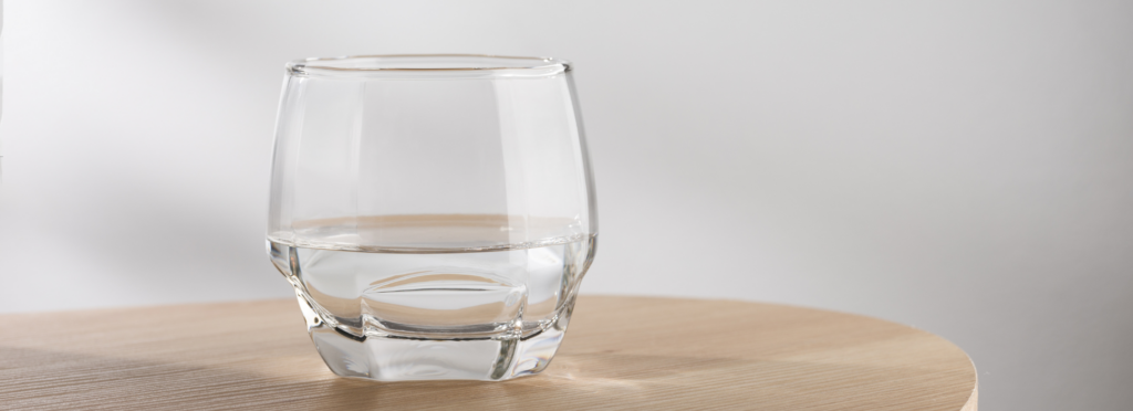bicchiere d'acqua su mensola